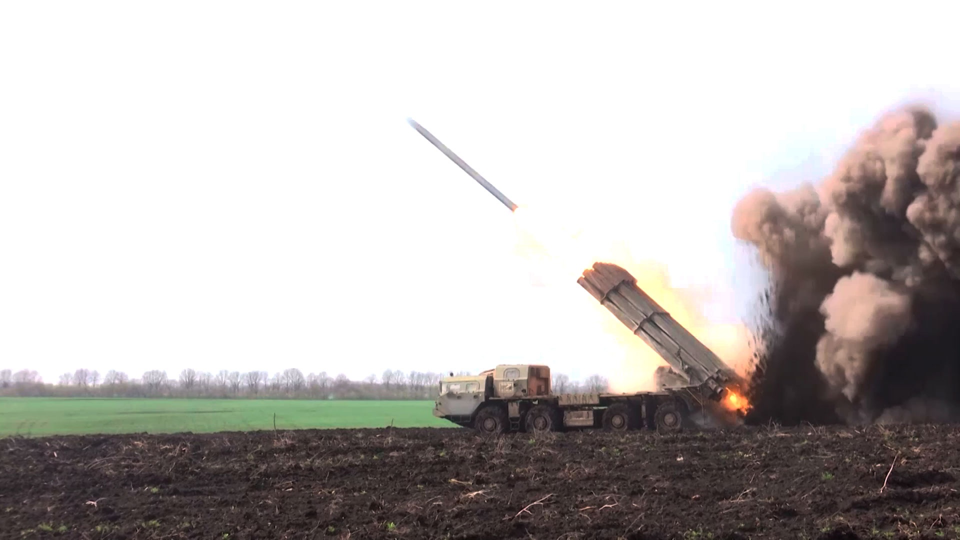 Pháo phản lực BM-30 Smerch của Nga khai hỏa ở Ukraine.