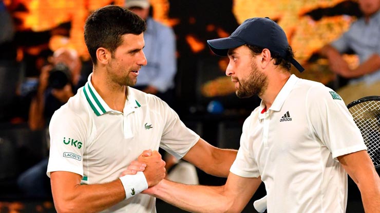 Djokovic (trái) dễ dàng giành vé đi tiếp