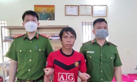 Cơ quan công an thực hiện bắt tạm giam Lường Văn Thiện. (Nguồn: CA Điện Biên)