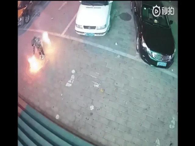 Phi thường - kỳ quặc - Video: Châm pháo hoa vào nắp cống, cậu bé gây nên vụ nổ kinh hoàng