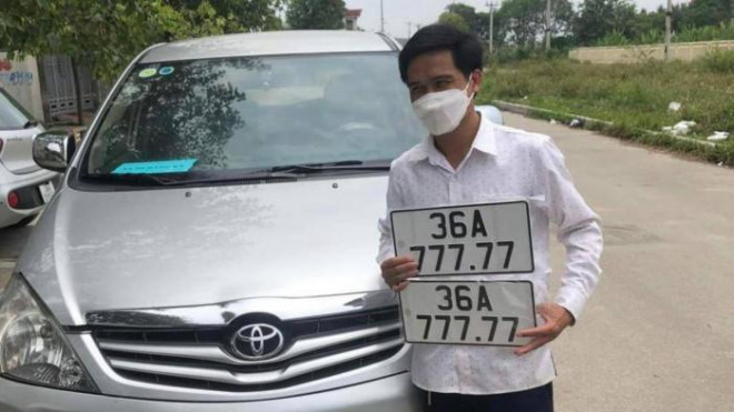 Hình ảnh chủ nhân xe Innova cùng biển số 36A-777.77 lan truyền trên mạng xã hội vào trưa 10/5