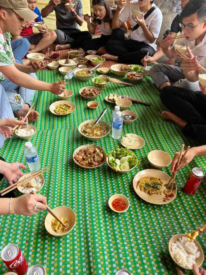 Bữa ăn có giá "trên trời" của đoàn du khách 17 người tại Farmstay Nẫu Ecovalley hôm 2-5