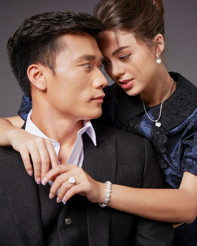 Goalkeeper Bui Tien Dung holds a wedding with a beautiful Western girlfriend at the end of May - December