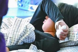 Sức khỏe đời sống - Bé gái 10 tuổi bất ngờ phát hiện ung thư gan, mẹ hối hận thừa nhận thường xuyên chiều con ăn món khoái khẩu này