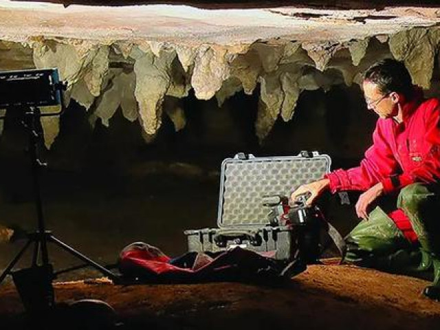 Du lịch - Quét vách hang động, "báu vật ngàn năm" hiện ra như bóng ma