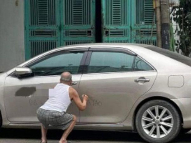 Phi thường - kỳ quặc - Bị ô tô chắn lối đi ngay trước cửa nhà, cụ ông có màn "đáp trả" gây chú ý mạng xã hội