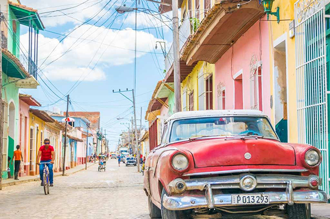 Thị trấn Trinidad: Nhiều người gọi Trinidad là “một nếp gấp của thời gian” vì thị trấn trung tâm của Cuba này khiến người ta cảm thấy như đang sống trong quá khứ. Những âm thanh đầu tiên của buổi sáng là tiếng vó ngựa chạy trên những con đường rải sỏi và những người bán bánh mì bằng xe đạp.
