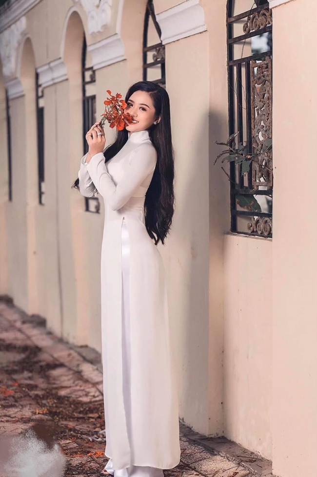Đỗ Như Quỳnh sinh năm 1998. Cô từng tham gia cuộc thi Ảnh online Hoa hậu Hoàn vũ Việt Nam. 
