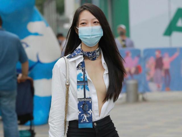 Thời trang - Người đẹp mặc sơ mi mỏng cánh chuồn nhưng lại quên chi tiết "kém duyên" này