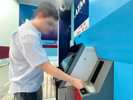 Rút tiền tại ATM bằng căn cước công dân: Mất tiền ai chịu trách nhiệm? - 1