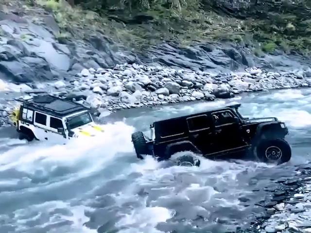 Clip: Dàn xe Jeep lội suối khiến người xem nín thở
