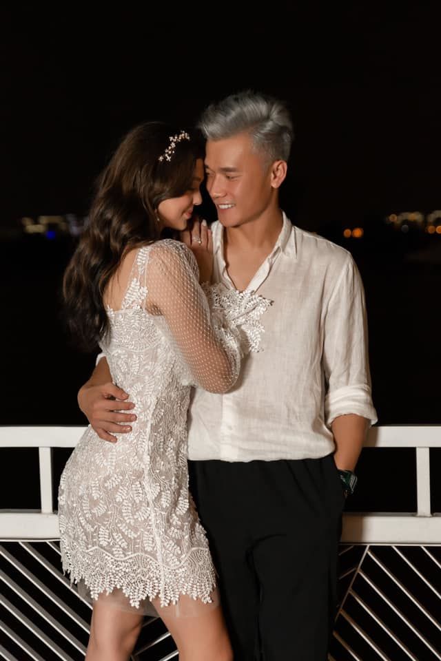 Goalkeeper Bui Tien Dung holds a wedding with his beautiful Western girlfriend at the end of May - May