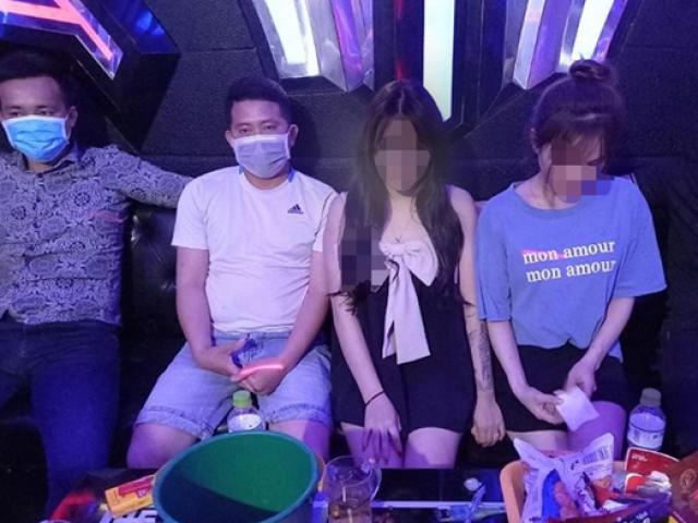 Pháp luật - 5 cô gái trẻ thác loạn trong tiếng nhạc chát chúa cùng nhóm bạn trai tại karaoke