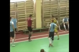 Phi thường - kỳ quặc - Video: Bị "ăn" thẻ đỏ, cầu thủ đấm gục trọng tài ngay trên sân