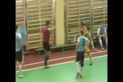 Phi thường - kỳ quặc - Video: Bị "ăn" thẻ đỏ, cầu thủ đấm gục trọng tài ngay trên sân