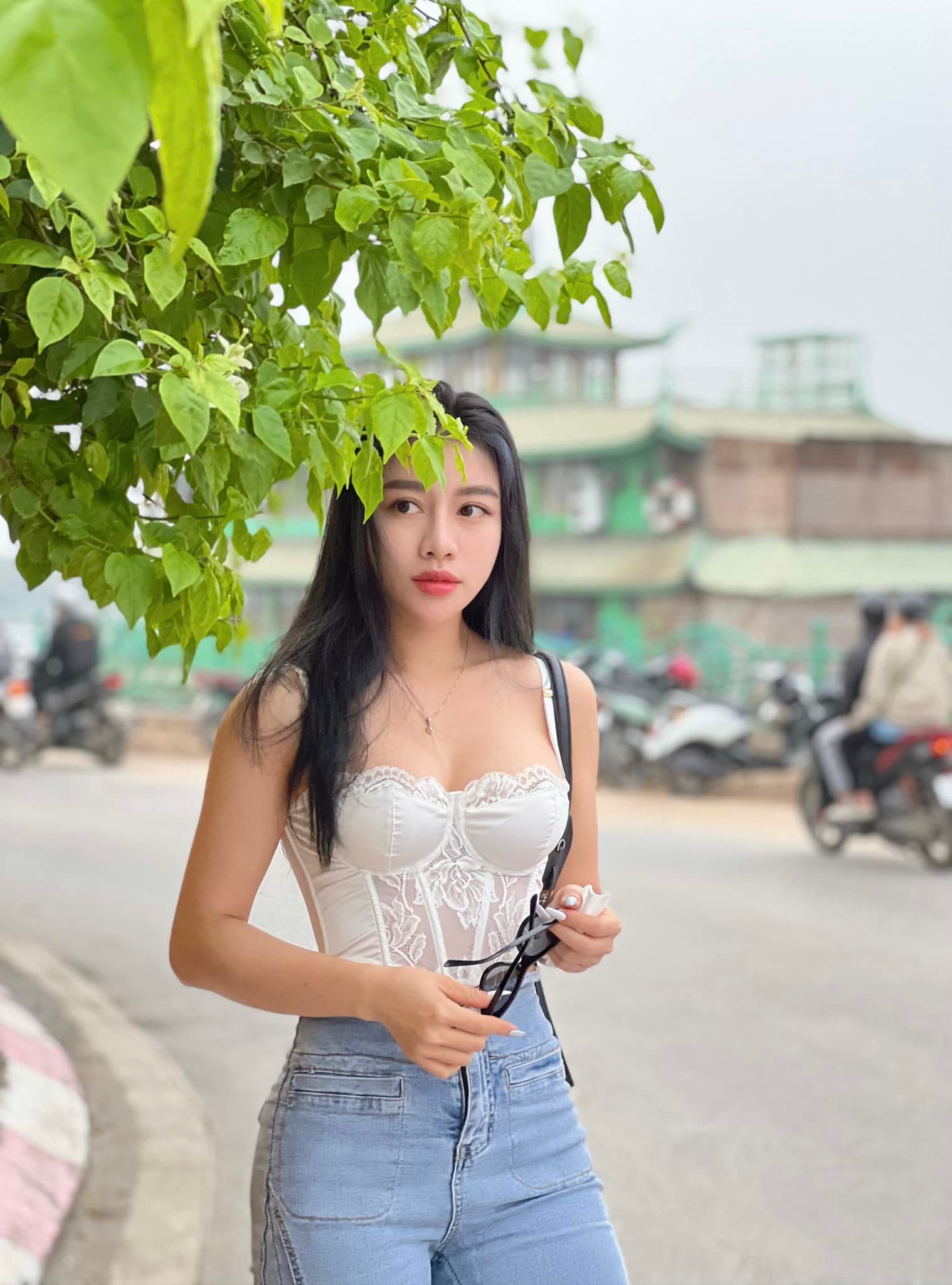 "Hot girl in Hanoi office"  Wearing a gym suit to the kitchen is praised for being sexy - 7