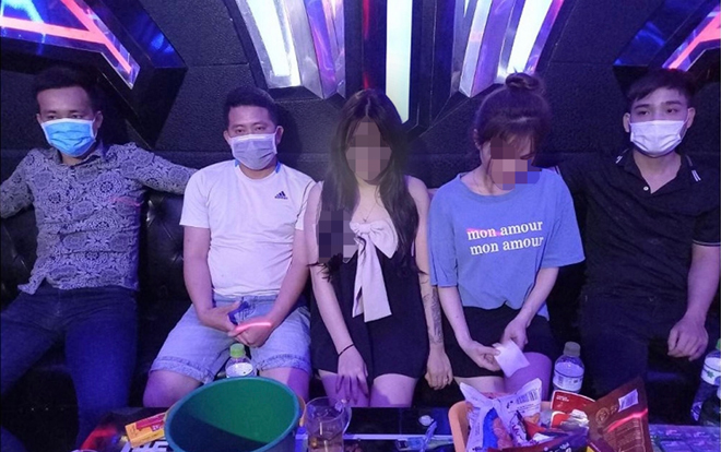 &nbsp;Các đối tượng bị cơ quan công an phát hiện khi tổ chức thác loạn tại quán karaoke.