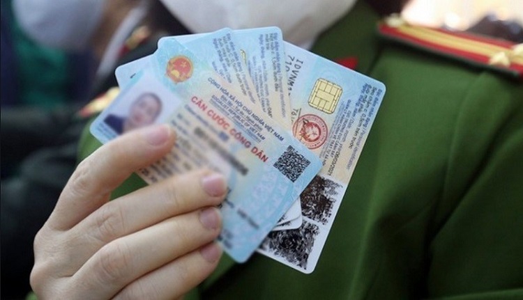 Rút tiền bằng CCCD gắn chíp tại máy ATM có thao tác tương tự thẻ ATM thông thường nhưng nhanh hơn do không cần nhập mật khẩu.