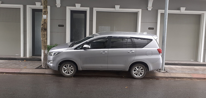 Toyota Innova "lên tiếng" đáp trả màn đỗ xe siêu nét của Xpander tại hồ Tây - 5