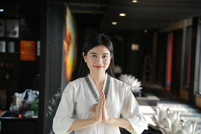 Vashna Thiên Kim trong buổi Thiền trà tĩnh tại được tổ chức tại Green Concept, Thanh Xuân, Hà Nội.