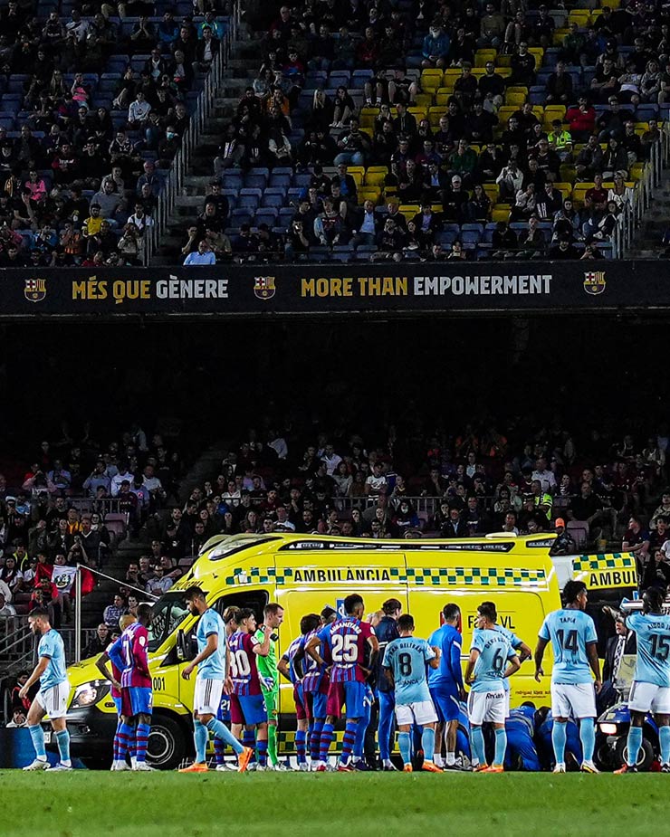 Trung vệ Ronald Araujo phải rời sân trên xe cứu thương để nhập viện kiểm tra chấn thương vùng đầu