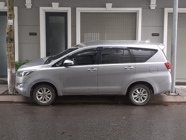 Tin tức ô tô - Toyota Innova "lên tiếng" đáp trả màn đỗ xe siêu nét của Xpander tại hồ Tây
