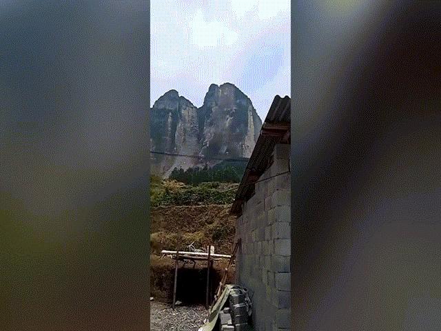 Thế giới - Ngọn núi cao 800m tại Trung Quốc sạt lở, nhiều người không kịp chạy