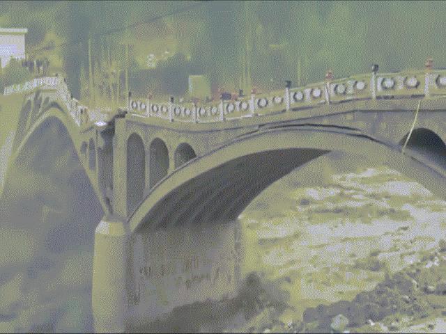 Phi thường - kỳ quặc - Video: Kinh hoàng khoảnh khắc cây cầu bị dòng nước xiết cuốn trôi