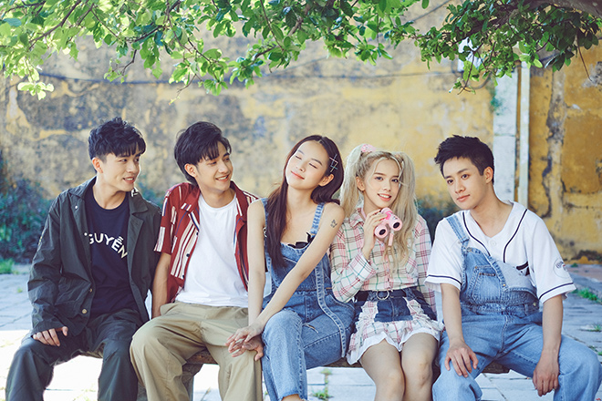 Phí Phương Anh, MiiNa cùng các diễn viên trong MV "Pháo Hoa"