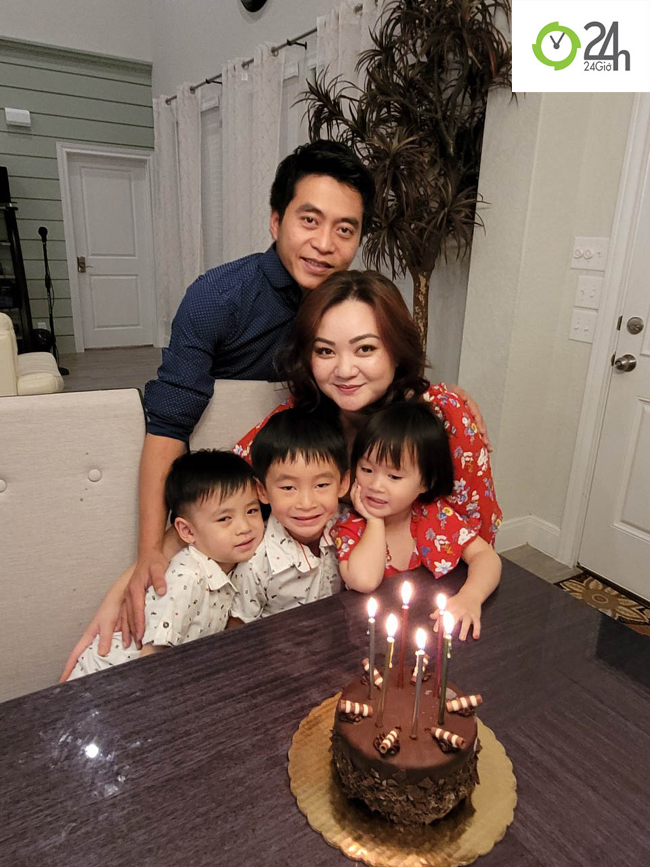 Ở tuổi 21, Xuân Mai kết hôn và sau 3 năm, cô trở thành mẹ của 3 người con nhỏ. Xuân Mai và chồng làm việc ở ngân hàng, cuộc sống ấm êm hạnh phúc.
