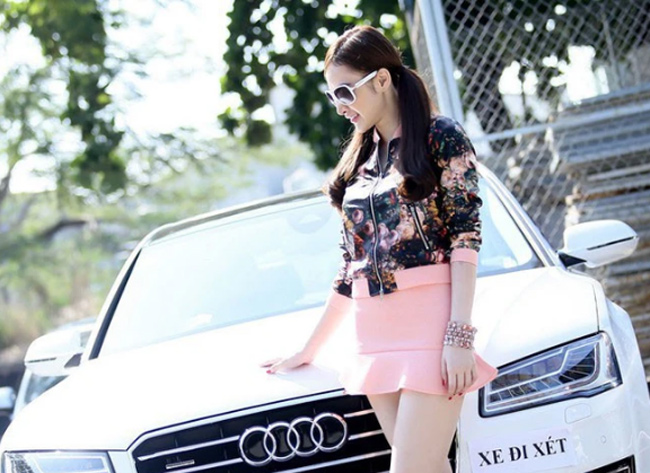 Không chỉ có nhà, Phương Trinh còn là sao Việt sớm sắm được xe sang khi còn trẻ. Năm 2014, cô chính thức trở thành chủ sở hữu của xe hơi trị giá 6 tỷ đồng.
