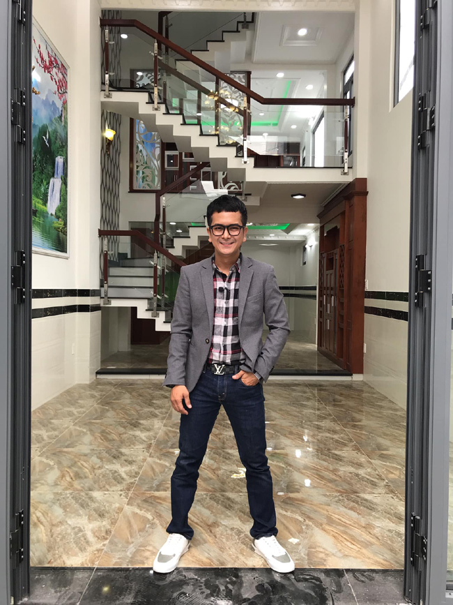 Nam diễn viên liên tiếp mở công ty nhà đất, cho thấy việc bản thân rất mát tay trong môi giới bất động sản.
