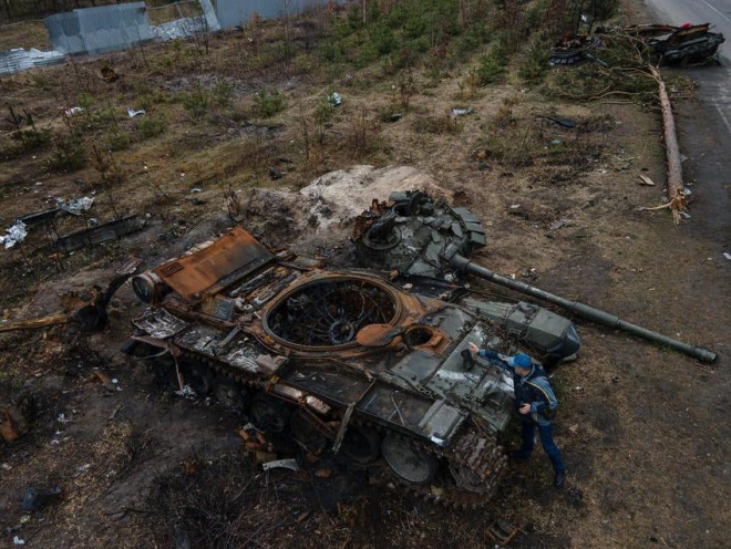 Xe tăng bị phá hủy của Nga với phần tháp pháo bị thổi bay ở khu định cư Dmytrivka (Ukraine). Ảnh: Alexey Furman/Getty Images
