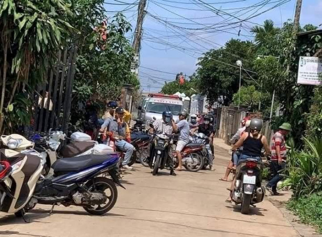 Người dân tới quán cà phê Vườn Quê theo dõi vụ việc