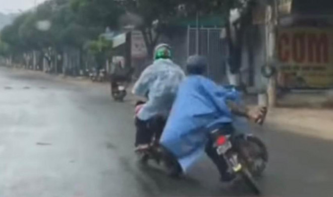 Do mải livestream nên Thương không kịp xử lý tình huống va quẹt phía trước. Ảnh: CA