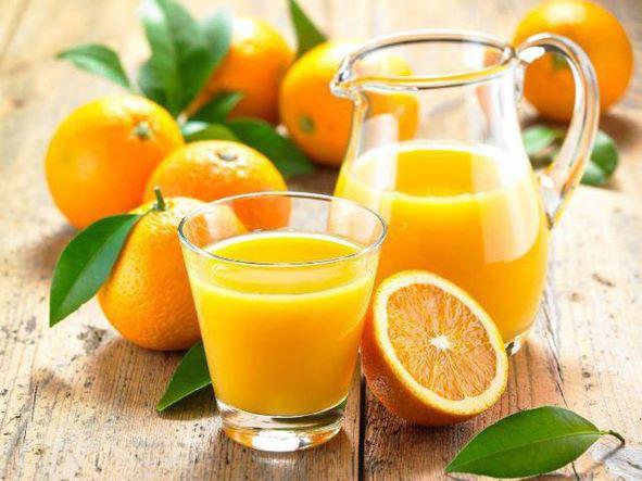 Nước cam chứa nhiều vitamin C giải khát mùa nóng.