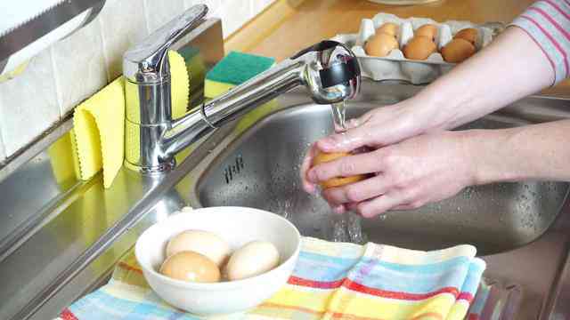 Bảo quản trứng sai cách tăng nguy cơ nhiễm khuẩn Salmonella, cách nào mới là đúng? - 1