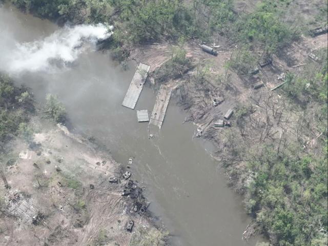 Thế giới - Ukraine phá hai cầu phao, ngăn Nga vượt sông ở vùng Donbass