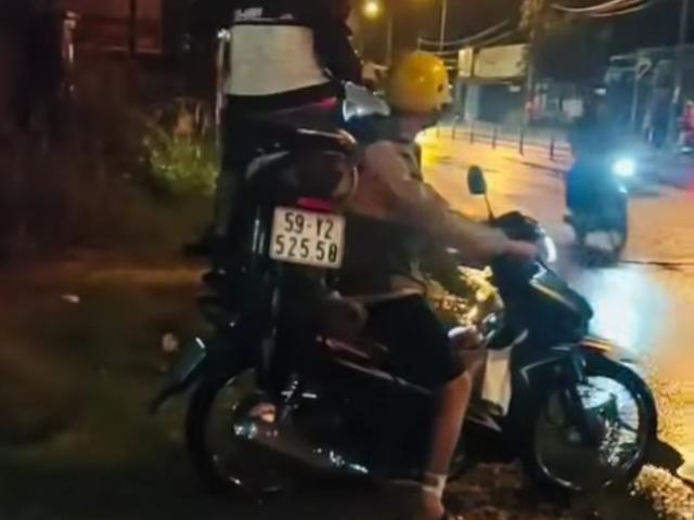 Xe máy - Xe đạp - Cứu hộ giao thông theo phong cách "làm xiếc" trên đường