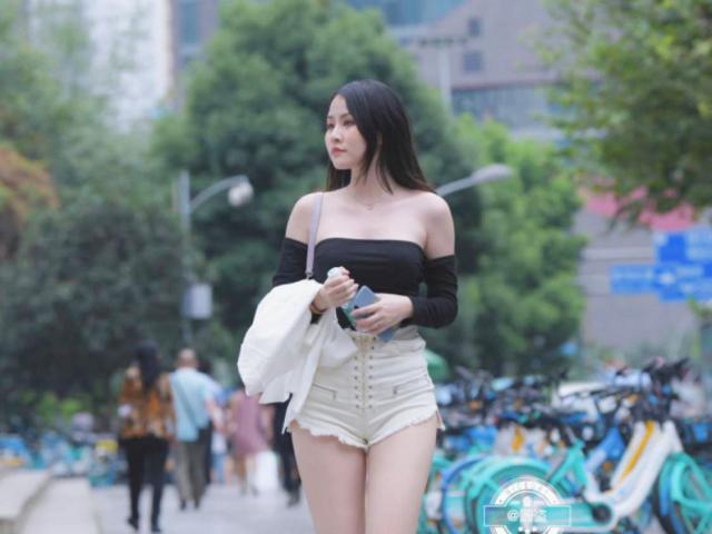 Thời trang - Mỹ nữ thu hút mọi ánh nhìn trên đường phố nhờ mặc áo trễ vai