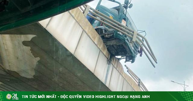 Chilling scene of dump truck lying on the overpass after a traffic accident