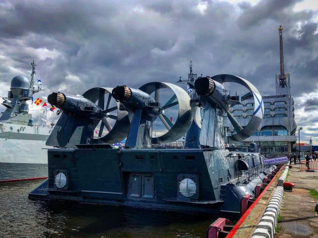 Media - "Quái vật" đổ bộ bắn đạn như mưa của hải quân Nga