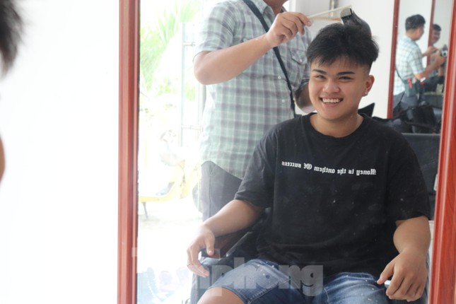 Cutting hair with fire for the first time appeared in Ho Chi Minh City, young people 'hold their breath'  experience a strange feeling - 1