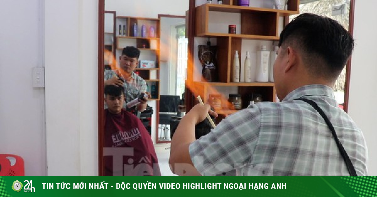 Cutting hair with fire for the first time appeared in Ho Chi Minh City, young people ‘hold their breath’ to experience a strange feeling – Young people