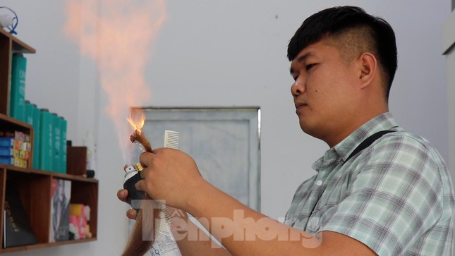 Cutting hair with fire for the first time appeared in Ho Chi Minh City, young people 'hold their breath'  experience a strange feeling - 3