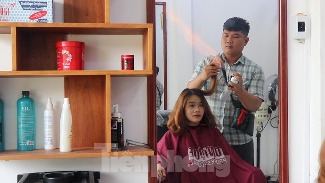 Cutting hair with fire for the first time appeared in Ho Chi Minh City, young people 'hold their breath'  experience a strange feeling - 2