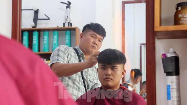 Cutting hair with fire for the first time appeared in Ho Chi Minh City, young people 'hold their breath'  experience a strange feeling - 6