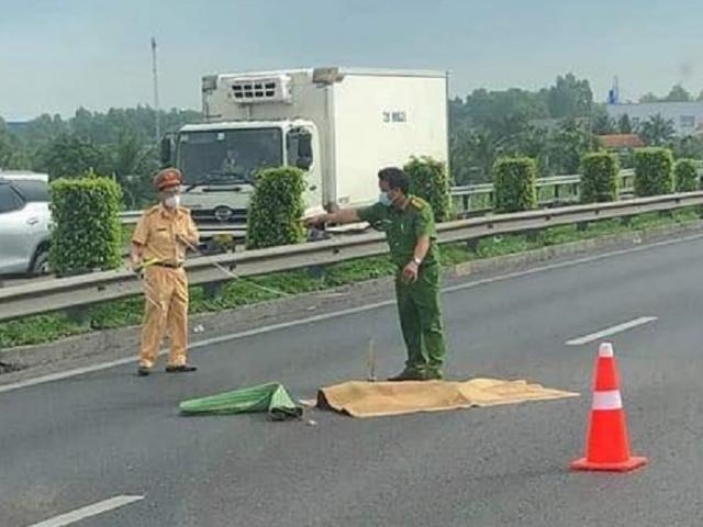 Đi bộ qua đường cao tốc, một phụ nữ bị ô tô tông tử vong