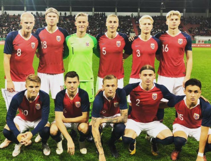 Tuyển U19 Na Uy năm 2018: Haaland (số 18), Odegaard (số 10) và Mickelson (ngoài cùng bên phải)