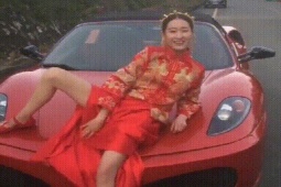 Bạn trẻ - Cuộc sống - Cô dâu nổi hứng chụp ảnh bên siêu xe đón dâu, cách tạo dáng gây xôn xao dư luận